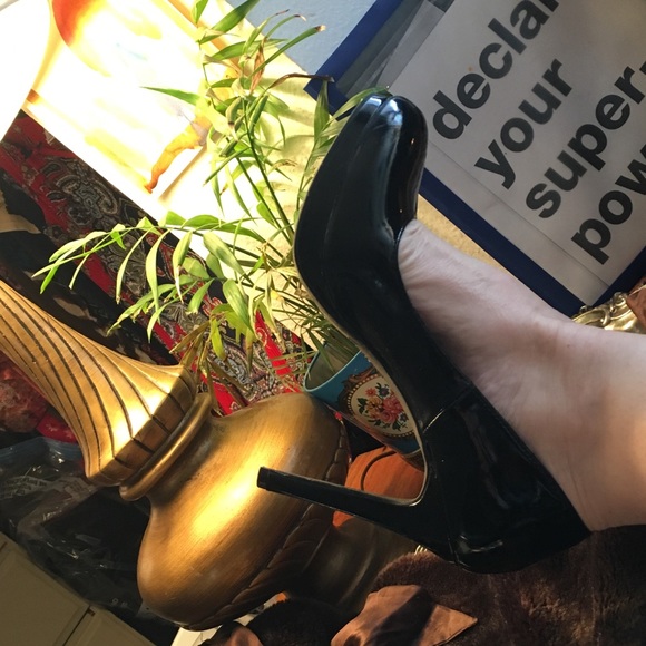 SEXY Retro Black Patent Leather Stilettos 👠 - Picture 5 of 5